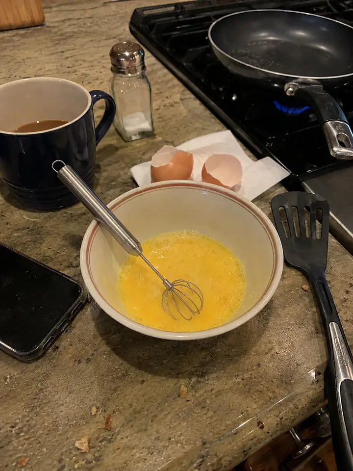 Quick scrambled eggs with push whisk